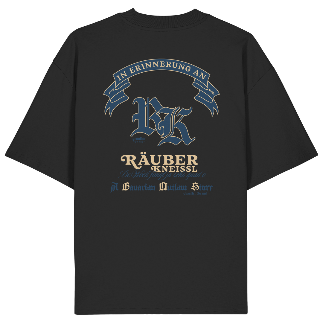 Schwarzes Oversize T-Shirt mit großem „Räuber Kneißl“-Backprint in Blau und Beige sowie historischen Schriftzügen im modernen Streetwear-Design.