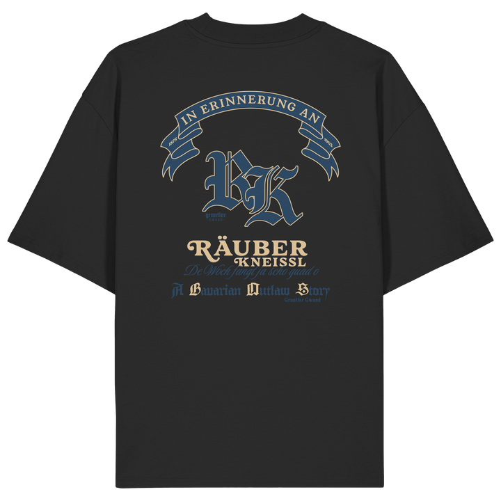 Schwarzes Oversize T-Shirt mit großem „Räuber Kneißl“-Backprint in Blau und Beige sowie historischen Schriftzügen im modernen Streetwear-Design.