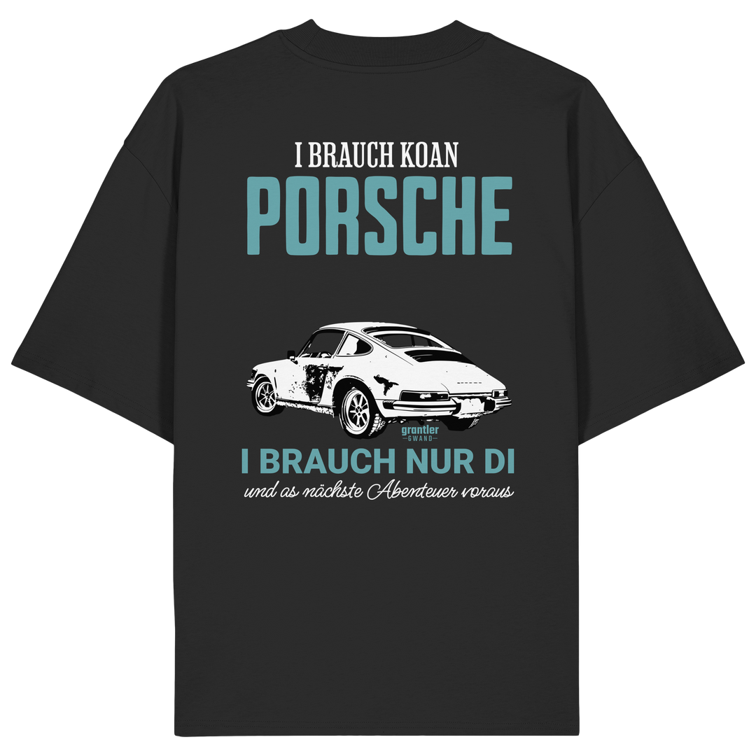 Schwarzes oversize Shirt mit großem Backprint eines klassischen Sportwagens und dem bayerischen Spruch „I brauch koan Porsche, i brauch nur di“ in türkis-weißer Typografie.