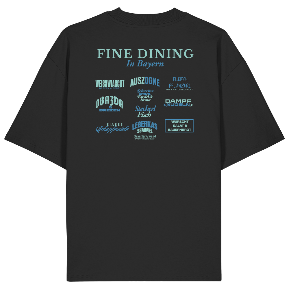 Schwarzes Oversize-T-Shirt in bio Qualität mit grünem „Fine Dining in Bayern“-Backprint – bayerische Streetwear mit humorvollem Motiv rund um bayerische Küche von Grantler Gwand.
