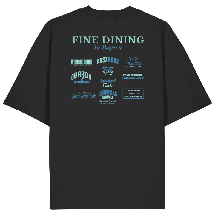 Schwarzes Oversize-T-Shirt in bio Qualität mit grünem „Fine Dining in Bayern“-Backprint – bayerische Streetwear mit humorvollem Motiv rund um bayerische Küche von Grantler Gwand.