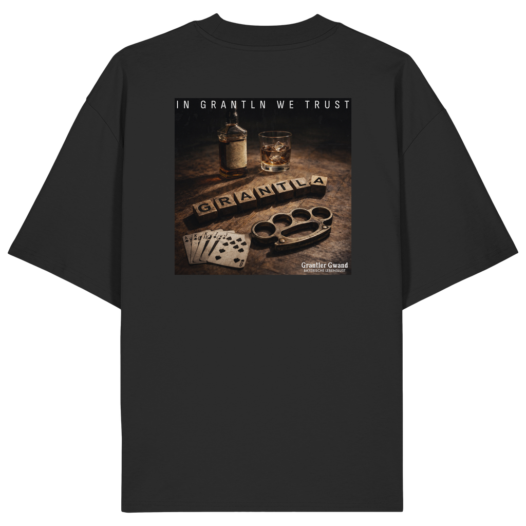 Schwarzes Oversize-T-Shirt mit großem Backprint „In Grantln we Trust“ im Vintage-Look. Bayerisches Streetwear-Motiv mit rustikalen Elementen und markantem Rückendruck. Hochwertiges Unisex Oversize-Shirt aus Bio-Baumwolle, designed und bedruckt in Bayern von Grantler Gwand.