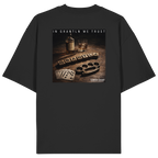 Schwarzes Oversize-T-Shirt mit großem Backprint „In Grantln we Trust“ im Vintage-Look. Bayerisches Streetwear-Motiv mit rustikalen Elementen und markantem Rückendruck. Hochwertiges Unisex Oversize-Shirt aus Bio-Baumwolle, designed und bedruckt in Bayern von Grantler Gwand.