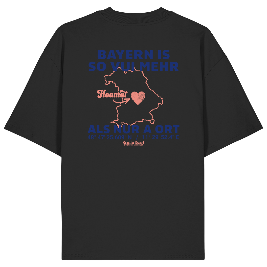 Schwarzes Oversize T-Shirt von Grantler Gwand mit blauem Backprint „Bayern is so vui mehr als nur a Ort“, Herzsymbol und Bayern-Silhouette – bayerisches Streetwear Shirt aus Bio-Baumwolle.