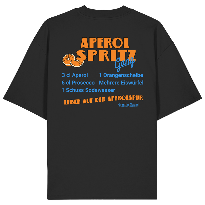 Schwarzes Oversize T-Shirt mit großem Aperol Spritz Gang Backprint im Retro-Design mit Cocktail-Rezept. Hochwertiges Heavy Premium-Shirt für Sommer, Biergarten, Festival, Urlaub und moderne Streetwear. Designed und bedruckt in Bayern von Grantler Gwand.