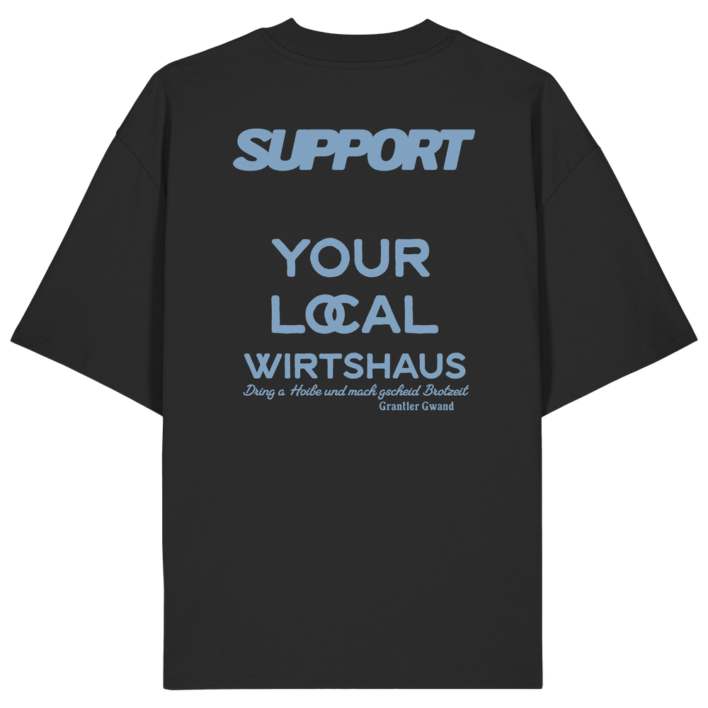 „Schwarzes Oversize T-Shirt mit großflächigem, blauem Backprint 'Support Your Local Wirtshaus' im markanten Typografie-Design von Grantler Gwand.“