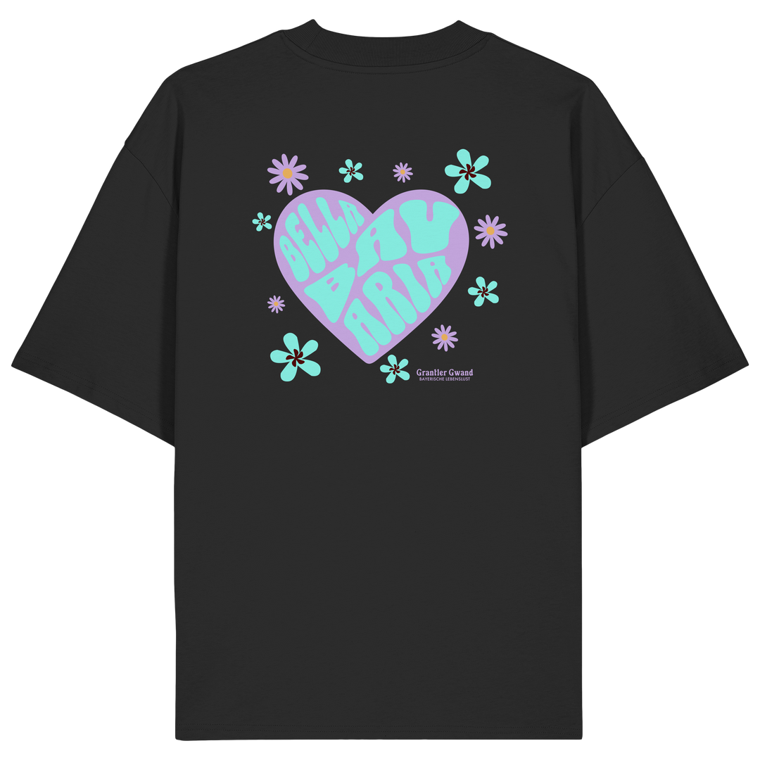 schwarzes Oversize T-Shirt mit großem Herz-Backprint im Retro-Stil, floralen Elementen und dem Schriftzug „Bella Bavaria“ in Lila und Mint. Designed &amp; bedruckt in Bayern.