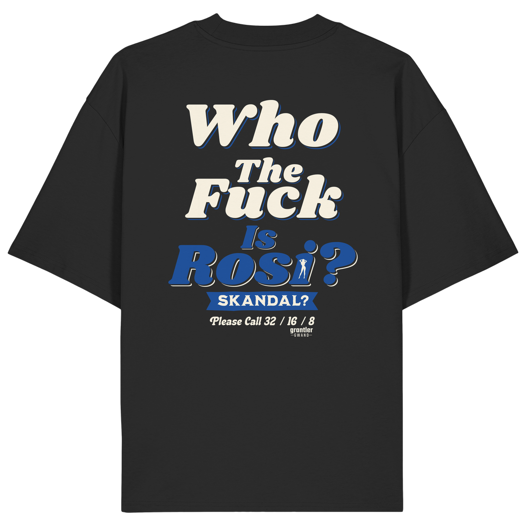 Schwarzes Oversize T-Shirt mit großem Backprint „Who The Fuck Is Rosi? Skandal?“ in Creme und Blau im Retro-Stil.