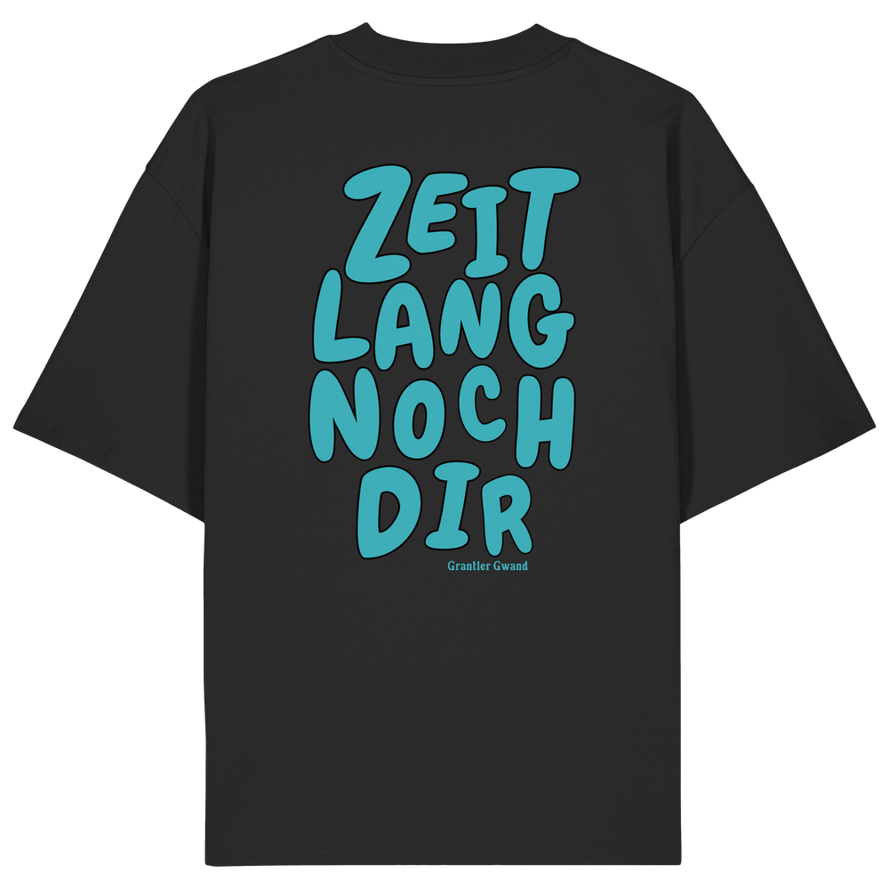 „Schwarzes Oversize T-Shirt mit großem, grünem Backprint 'Zeit lang noch dir' im markanten Typografie-Design von Grantler Gwand.“