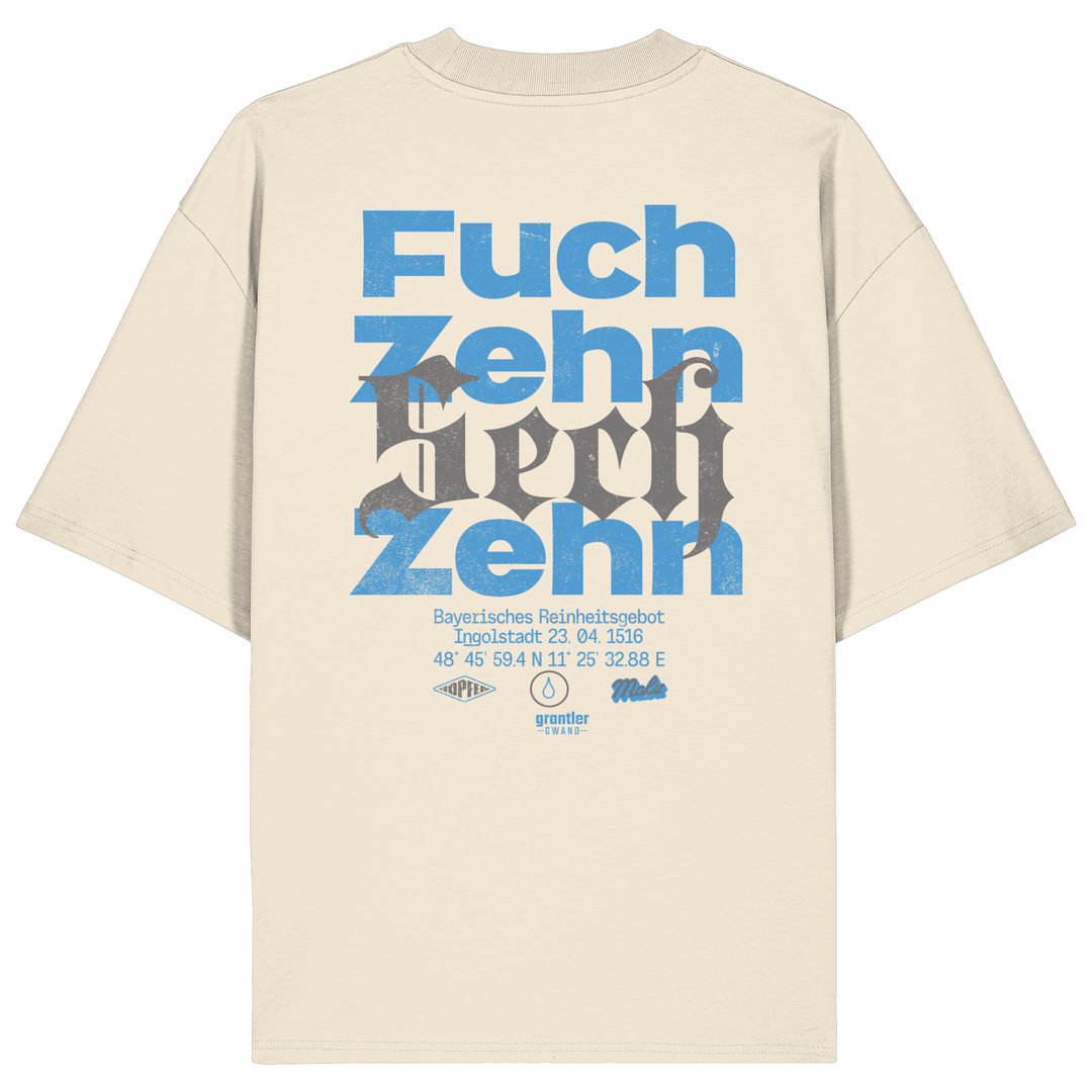 Naturfarbenes oversize Shirt mit großem typografischen Backprint „Fuchzehn“, modernen blauen und schwarzen Schriftzügen sowie Verweis auf das Bayerische Reinheitsgebot von 1516.