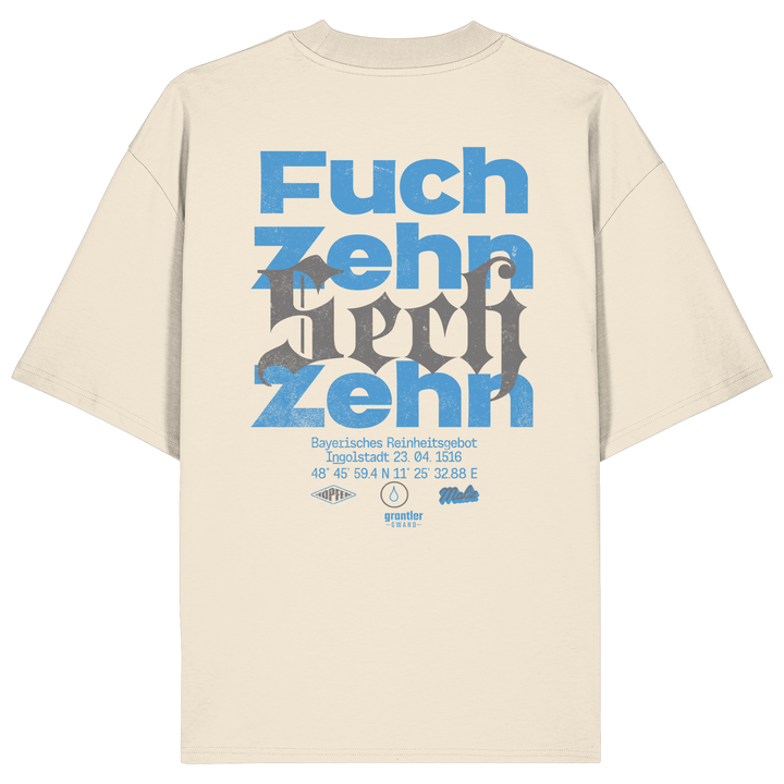 Naturfarbenes oversize Shirt mit großem typografischen Backprint „Fuchzehn“, modernen blauen und schwarzen Schriftzügen sowie Verweis auf das Bayerische Reinheitsgebot von 1516.