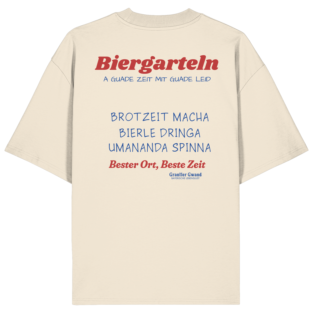 Cremefarbenes Oversize T-Shirt mit großem Biergarteln Backprint in Rot und bayerischem Statement „A guade Zeit mit guade Leid“. Schweres Premium-Shirt für Biergarten, Volksfest, Stammtisch und moderne bayerische Streetwear. Designed und bedruckt in Bayern von Grantler Gwand.