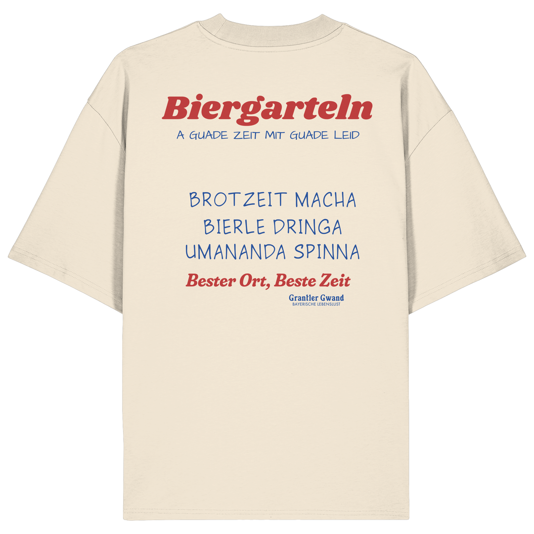 Cremefarbenes Oversize T-Shirt mit großem Biergarteln Backprint in Rot und bayerischem Statement „A guade Zeit mit guade Leid“. Schweres Premium-Shirt für Biergarten, Volksfest, Stammtisch und moderne bayerische Streetwear. Designed und bedruckt in Bayern von Grantler Gwand.