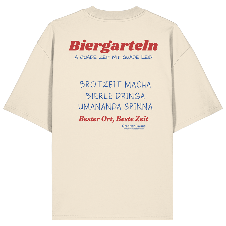 Cremefarbenes Oversize T-Shirt mit großem Biergarteln Backprint in Rot und bayerischem Statement „A guade Zeit mit guade Leid“. Schweres Premium-Shirt für Biergarten, Volksfest, Stammtisch und moderne bayerische Streetwear. Designed und bedruckt in Bayern von Grantler Gwand.