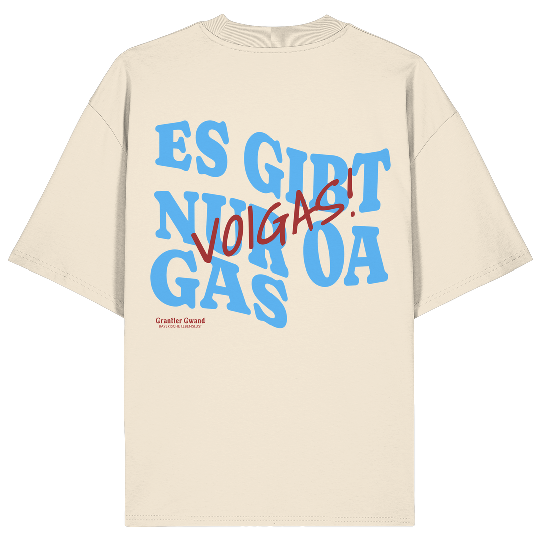 Naturfarbenes Oversize Shirt mit großem Backprint und dem bayerischen Spruch „Es gibt nur oa Gas“ im modernen Typografie-Design von Grantler Gwand.