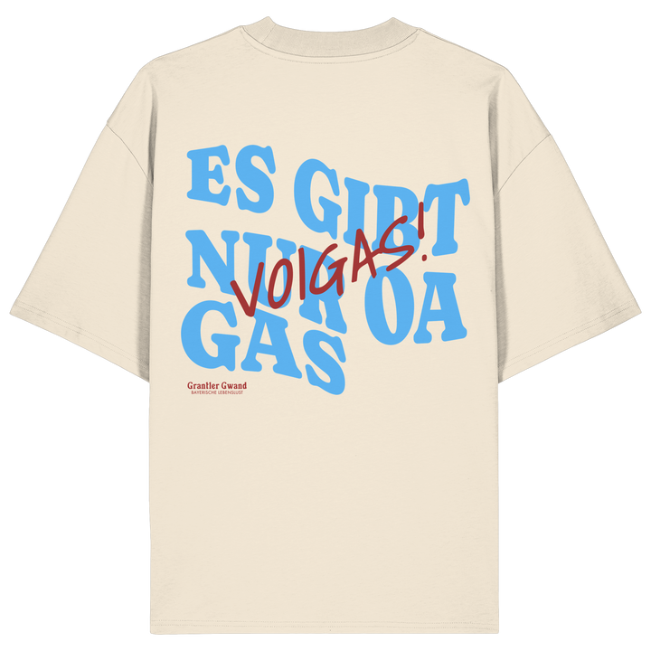 Naturfarbenes Oversize Shirt mit großem Backprint und dem bayerischen Spruch „Es gibt nur oa Gas“ im modernen Typografie-Design von Grantler Gwand.