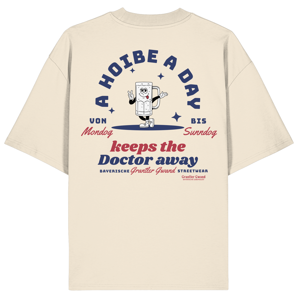 Naturfarbenes oversize Shirt mit großem Backprint „A Hoibe a Day keeps the Doctor away“ und einem gezeichneten Bierkrug als Motiv.