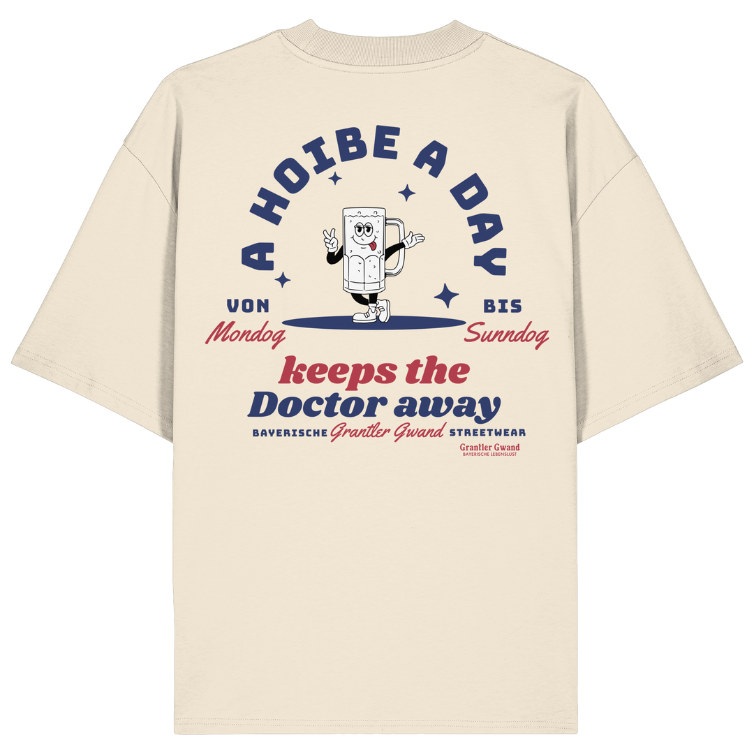 Naturfarbenes oversize Shirt mit großem Backprint „A Hoibe a Day keeps the Doctor away“ und einem gezeichneten Bierkrug als Motiv.