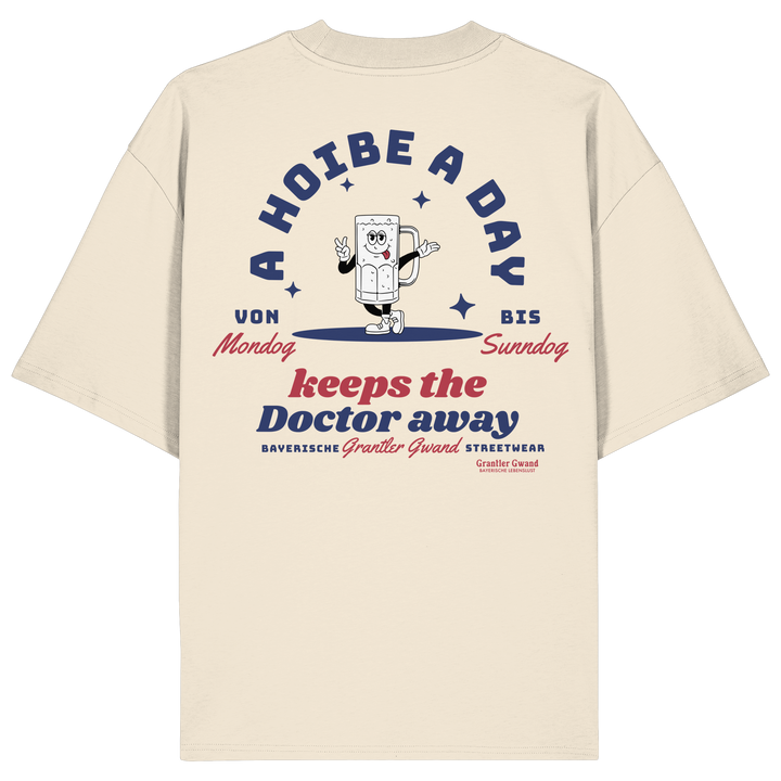 Naturfarbenes oversize Shirt mit großem Backprint „A Hoibe a Day keeps the Doctor away“ und einem gezeichneten Bierkrug als Motiv.