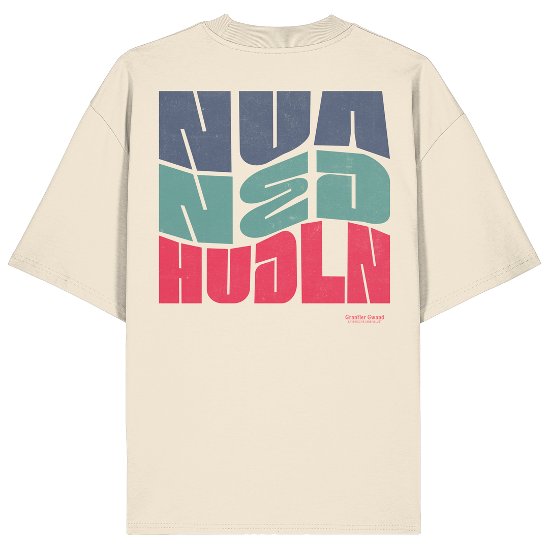 Naturfarbenes oversize Shirt mit großem Backprint „Nua Ned Hudln“ im modernen Retro-Typografie-Design von Grantler Gwand.