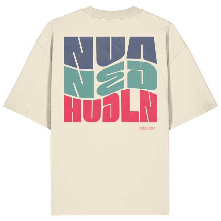Naturfarbenes oversize Shirt mit großem Backprint „Nua Ned Hudln“ im modernen Retro-Typografie-Design von Grantler Gwand.