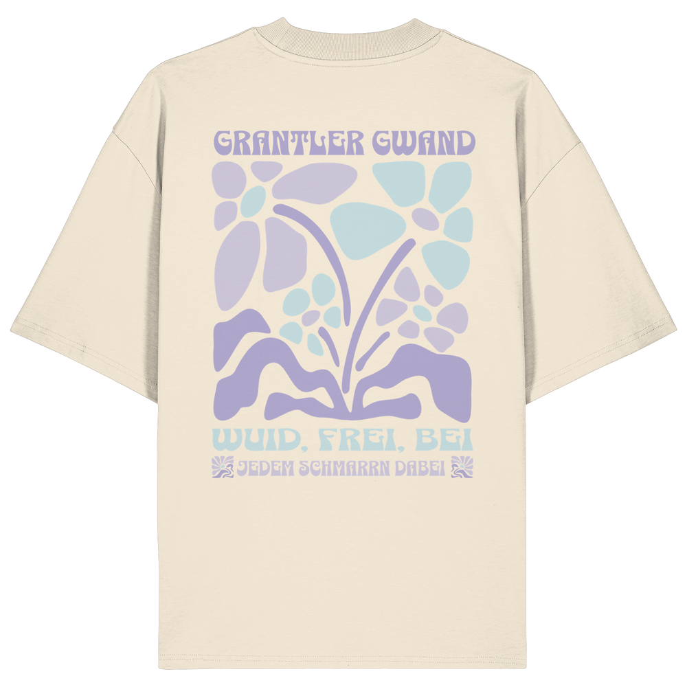 Naturfarbenes Oversize Shirt mit großem Retro-Blumen-Backprint und dem bayerischen Schriftzug „Wuid, Frei, Bei Jedem Schmarrn Dabei“ von Grantler Gwand.