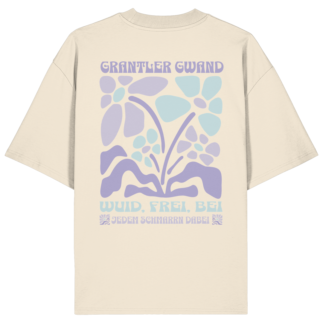 Naturfarbenes Oversize Shirt mit großem Retro-Blumen-Backprint und dem bayerischen Schriftzug „Wuid, Frei, Bei Jedem Schmarrn Dabei“ von Grantler Gwand.
