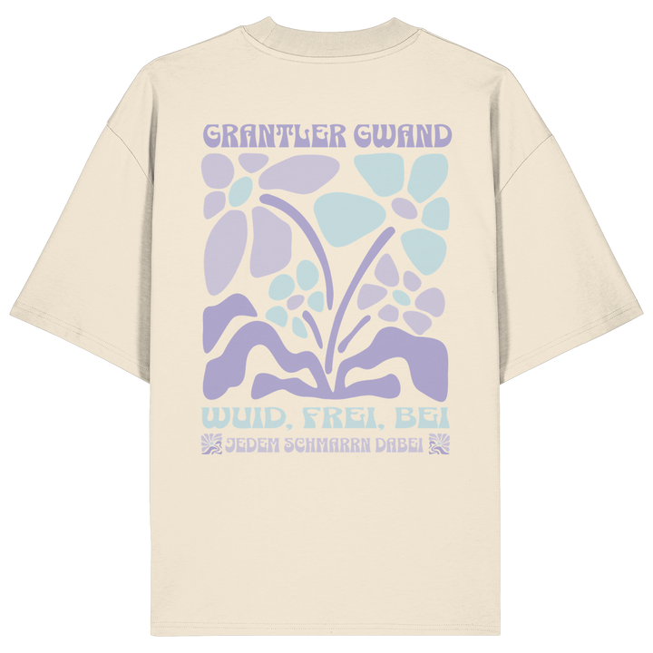 Naturfarbenes Oversize Shirt mit großem Retro-Blumen-Backprint und dem bayerischen Schriftzug „Wuid, Frei, Bei Jedem Schmarrn Dabei“ von Grantler Gwand.
