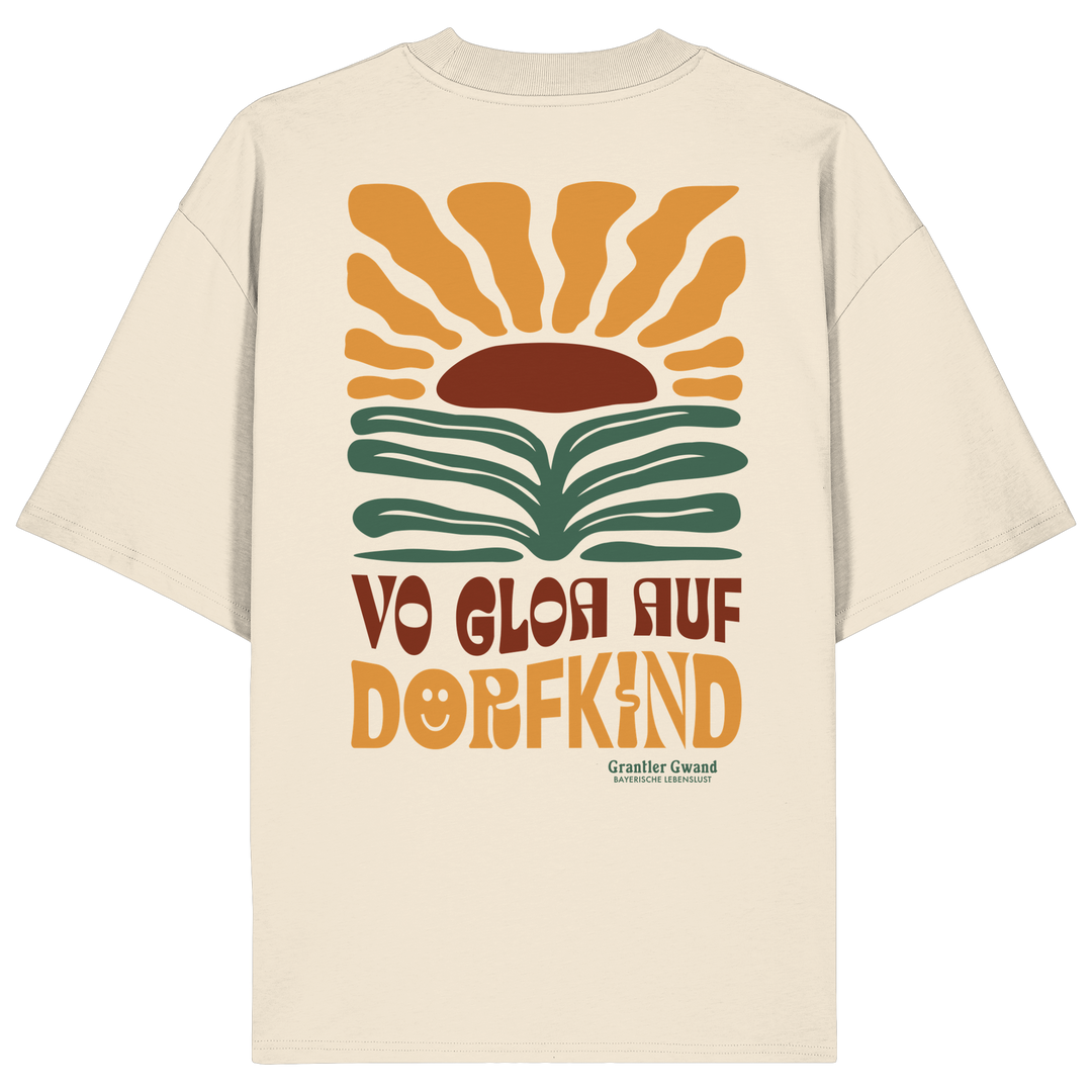 Naturfarbenes Shirt mit großem Retro-Backprint aus stilisierter Sonne und Landschaft sowie dem bayerischen Schriftzug „Vo Gloa auf Dorfkind“ in warmen Vintage-Farben.
