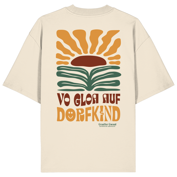 Naturfarbenes Shirt mit großem Retro-Backprint aus stilisierter Sonne und Landschaft sowie dem bayerischen Schriftzug „Vo Gloa auf Dorfkind“ in warmen Vintage-Farben.