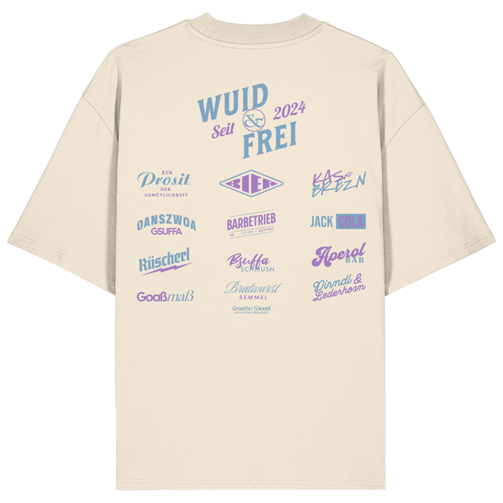 Naturfarbenes oversize Shirt mit großem Backprint „Wuid &amp; Frei seit 2024“ sowie verschiedenen bayerischen Typografie-Designs und Dialektbegriffen.
