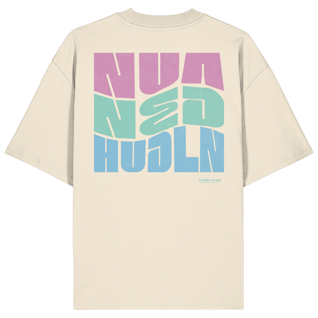 Naturfarbenes oversize Shirt mit großem Backprint „Nua Ned Hudln“ im modernen Retro-Typografie-Design von Grantler Gwand.