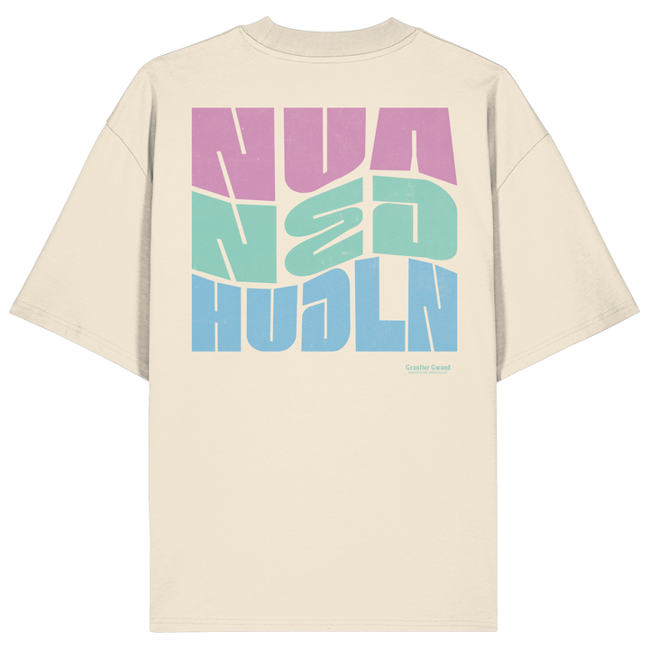 Naturfarbenes oversize Shirt mit großem Backprint „Nua Ned Hudln“ im modernen Retro-Typografie-Design von Grantler Gwand.