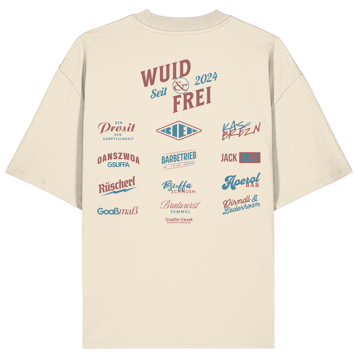 Naturfarbenes oversize Shirt mit großem Backprint „Wuid &amp; Frei seit 2024“ sowie verschiedenen bayerischen Typografie-Designs und Dialektbegriffen.