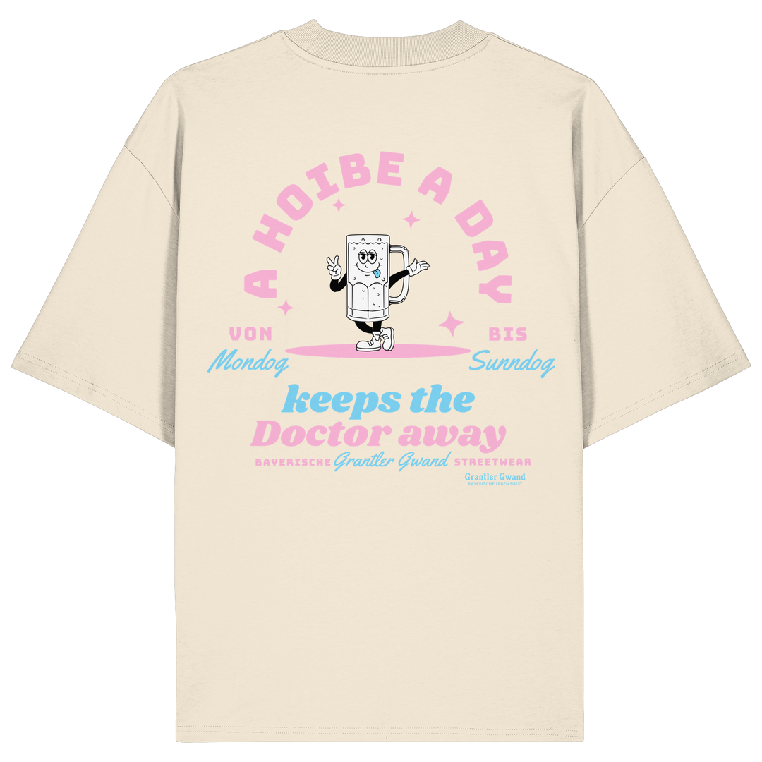 Naturfarbenes Oversize Shirt mit großem Backprint „A Hoibe A Day keeps the Doctor away“, einem lächelnden Bierkrug und den Schriftzügen „Von Mondog bis Sunndog“ von Grantler Gwand.