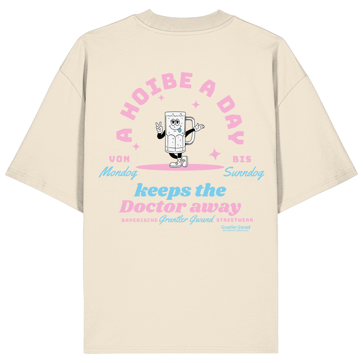 Naturfarbenes Oversize Shirt mit großem Backprint „A Hoibe A Day keeps the Doctor away“, einem lächelnden Bierkrug und den Schriftzügen „Von Mondog bis Sunndog“ von Grantler Gwand.