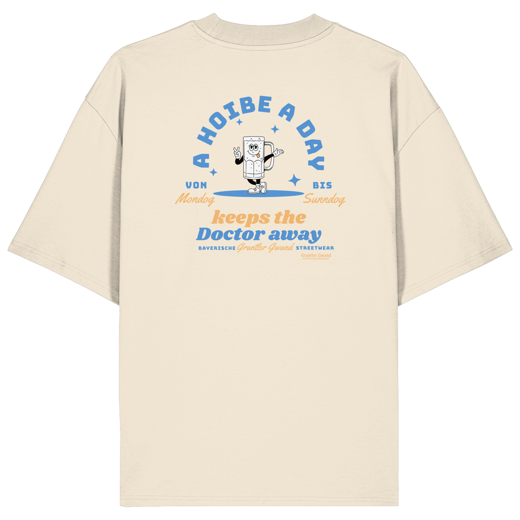 Cremefarbenes Oversize T-Shirt von Grantler Gwand mit Backprint „A Hoibe a Day keeps the Doctor away“, Bierkrug-Maskottchen im Retro-Design und hellblauen Details – bayerisches Streetwear Shirt aus Bio-Baumwolle.