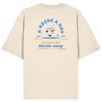Cremefarbenes Oversize T-Shirt von Grantler Gwand mit Backprint „A Hoibe a Day keeps the Doctor away“, Bierkrug-Maskottchen im Retro-Design und hellblauen Details – bayerisches Streetwear Shirt aus Bio-Baumwolle.