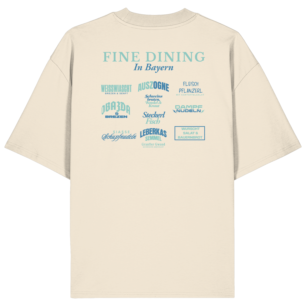 Cremefarbenes Oversize-T-Shirt in bio Qualität mit grünem „Fine Dining in Bayern“-Backprint – bayerische Streetwear mit humorvollem Motiv rund um bayerische Küche von Grantler Gwand.