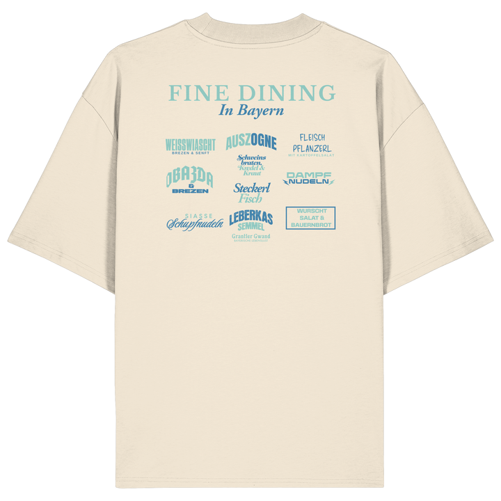Cremefarbenes Oversize-T-Shirt in bio Qualität mit grünem „Fine Dining in Bayern“-Backprint – bayerische Streetwear mit humorvollem Motiv rund um bayerische Küche von Grantler Gwand.