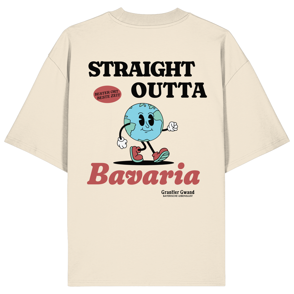 Naturfarbenes oversize Shirt mit großem Backprint „Straight Outta Bavaria“, einer laufenden Weltkugel und dem Schriftzug „Bester Ort. Beste Zeit.“ von Grantler Gwand.