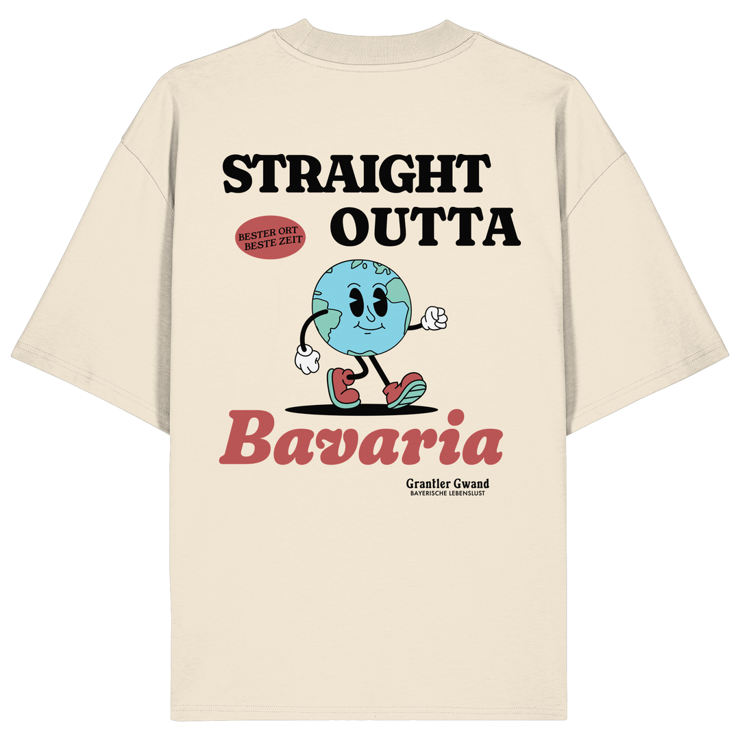 Naturfarbenes oversize Shirt mit großem Backprint „Straight Outta Bavaria“, einer laufenden Weltkugel und dem Schriftzug „Bester Ort. Beste Zeit.“ von Grantler Gwand.