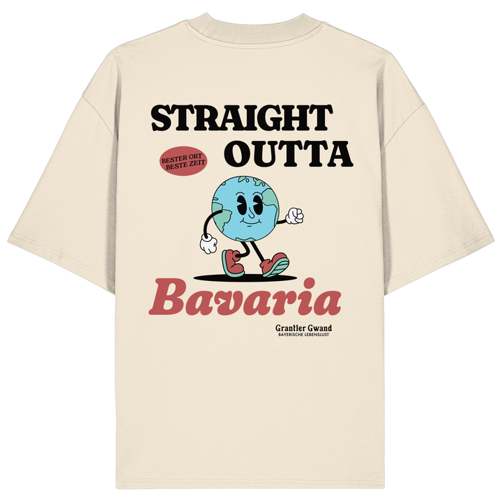 Naturfarbenes oversize Shirt mit großem Backprint „Straight Outta Bavaria“, einer laufenden Weltkugel und dem Schriftzug „Bester Ort. Beste Zeit.“ von Grantler Gwand.