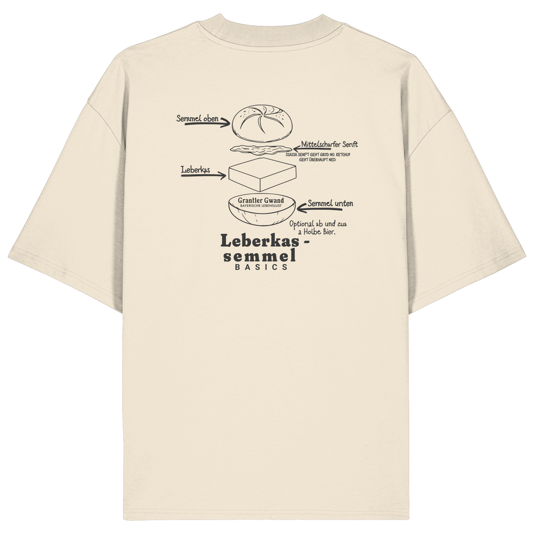 Beiges Oversize T-Shirt mit Backprint „Die wichtigste Bauanleitung Bayerns“ und Leberkassemmel-Illustration – bayerisches Streetwear Shirt von Grantler Gwand.