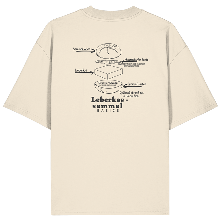 Beiges Oversize T-Shirt mit Backprint „Die wichtigste Bauanleitung Bayerns“ und Leberkassemmel-Illustration – bayerisches Streetwear Shirt von Grantler Gwand.