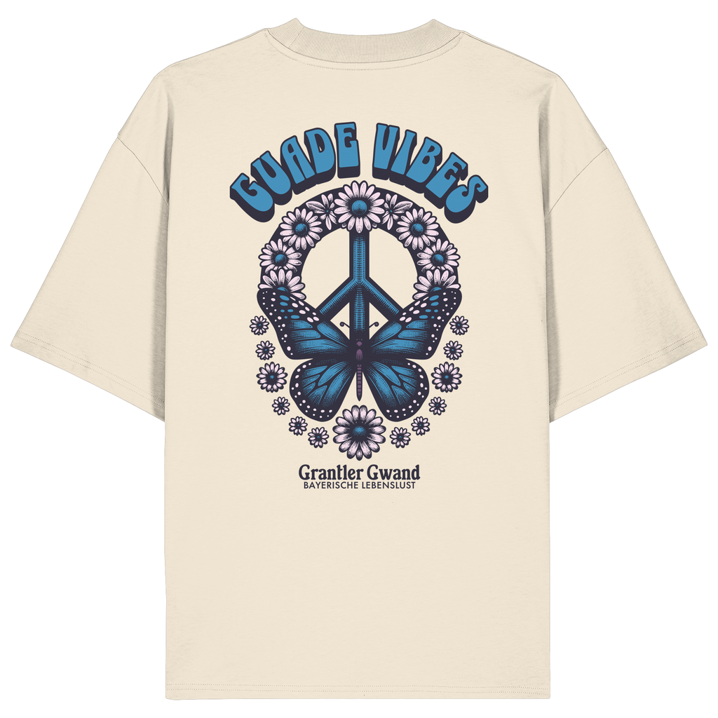 Cremefarbenes Unisex Oversize Shirt mit großem Backprint aus Peace-Zeichen, Schmetterling und Blumen sowie „Guade Vibes“ Schriftzug – hochwertiges Bio-Baumwoll Streetwear T-Shirt im bayerischen Style von Grantler Gwand.