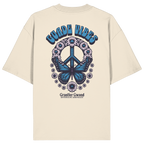 Cremefarbenes Unisex Oversize Shirt mit großem Backprint aus Peace-Zeichen, Schmetterling und Blumen sowie „Guade Vibes“ Schriftzug – hochwertiges Bio-Baumwoll Streetwear T-Shirt im bayerischen Style von Grantler Gwand.