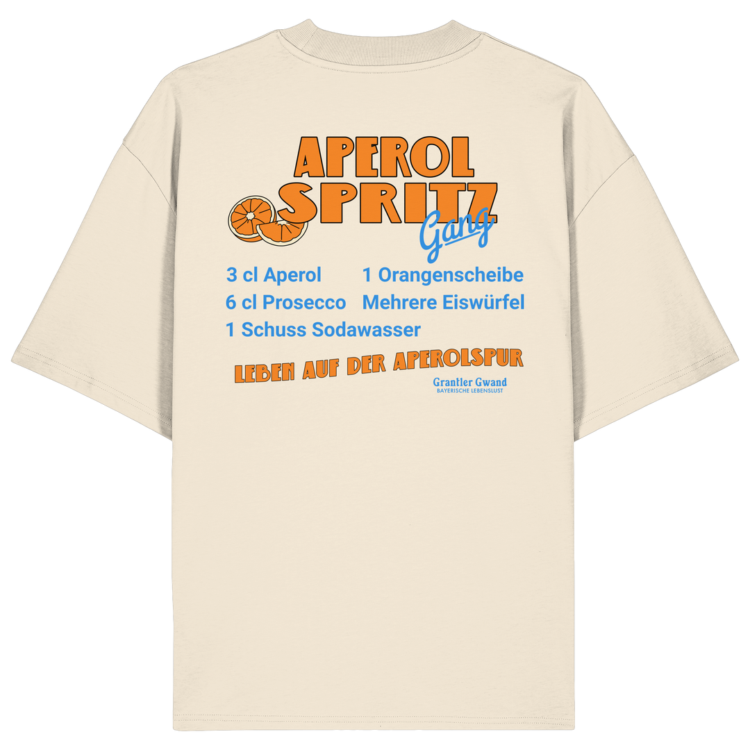 Beiges Oversize Unisex T-Shirt mit großem Aperol Spritz Gang Backprint im Retro-Design mit Cocktail-Rezept. Hochwertiges Heavy Premium-Shirt für Sommer, Biergarten, Festival, Urlaub und moderne Streetwear. Designed und bedruckt in Bayern von Grantler Gwand.