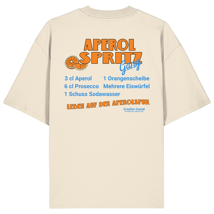 Beiges Oversize Unisex T-Shirt mit großem Aperol Spritz Gang Backprint im Retro-Design mit Cocktail-Rezept. Hochwertiges Heavy Premium-Shirt für Sommer, Biergarten, Festival, Urlaub und moderne Streetwear. Designed und bedruckt in Bayern von Grantler Gwand.
