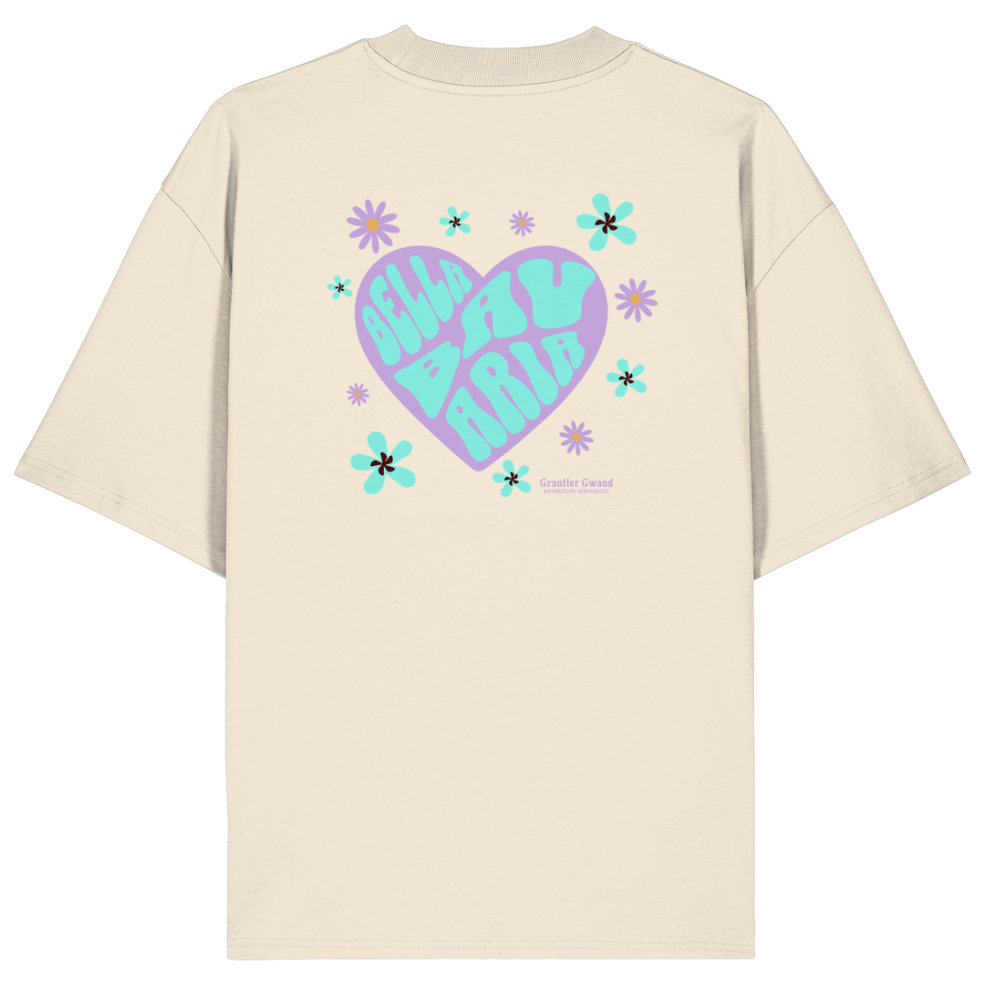 Naturfarbenes Oversize T-Shirt mit großem Herz-Backprint im Retro-Stil, floralen Elementen und dem Schriftzug „Bella Bavaria“ in Lila und Mint. Designed &amp; bedruckt in Bayern.